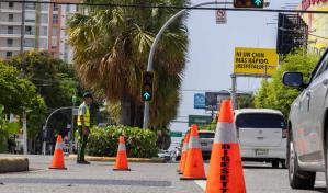 Autoridades de tránsito orientan a conductores en tercera fase de prohibición giros a la izquierda