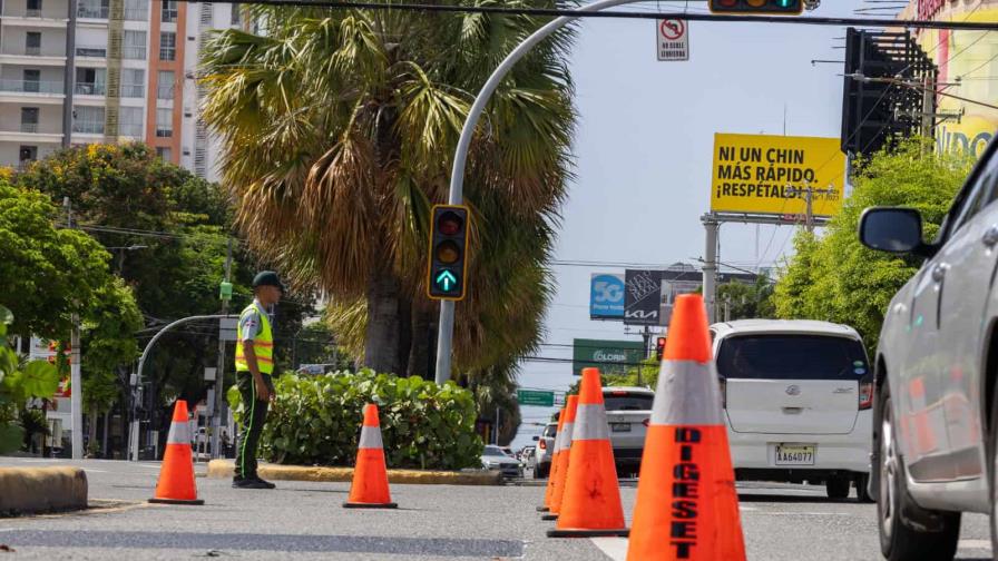 Autoridades de tránsito orientan a conductores en tercera fase de prohibición giros a la izquierda