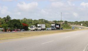 Negocios de comida en la Autovía del Coral atraen parqueo vehicular peligroso