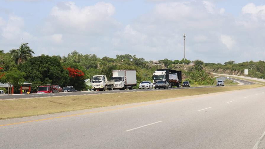 Negocios de comida en la Autovía del Coral atraen parqueo vehicular peligroso