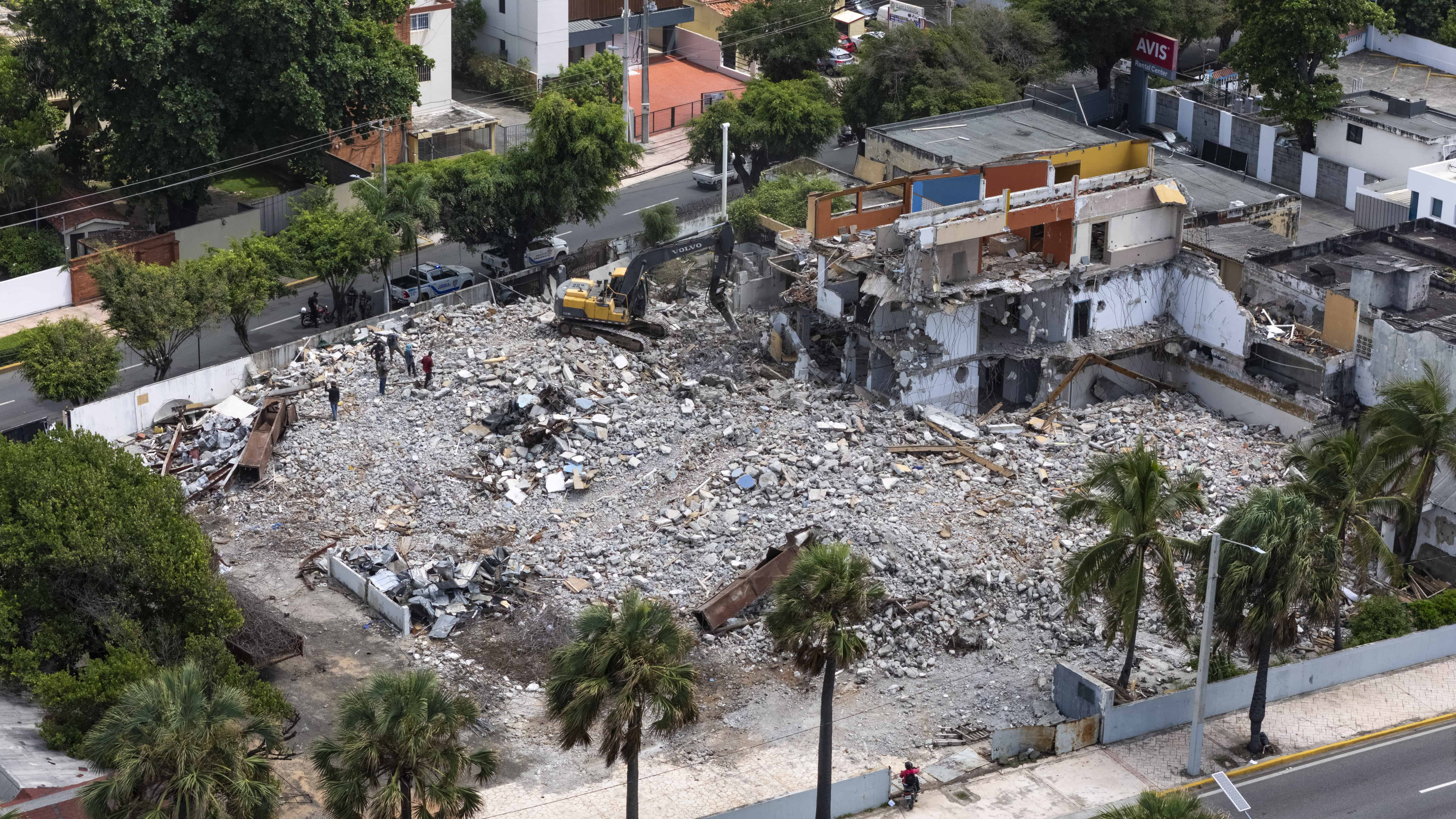 Demolición de la estructura donde funcionó el restaurante El Vesuvio del Malecón. 