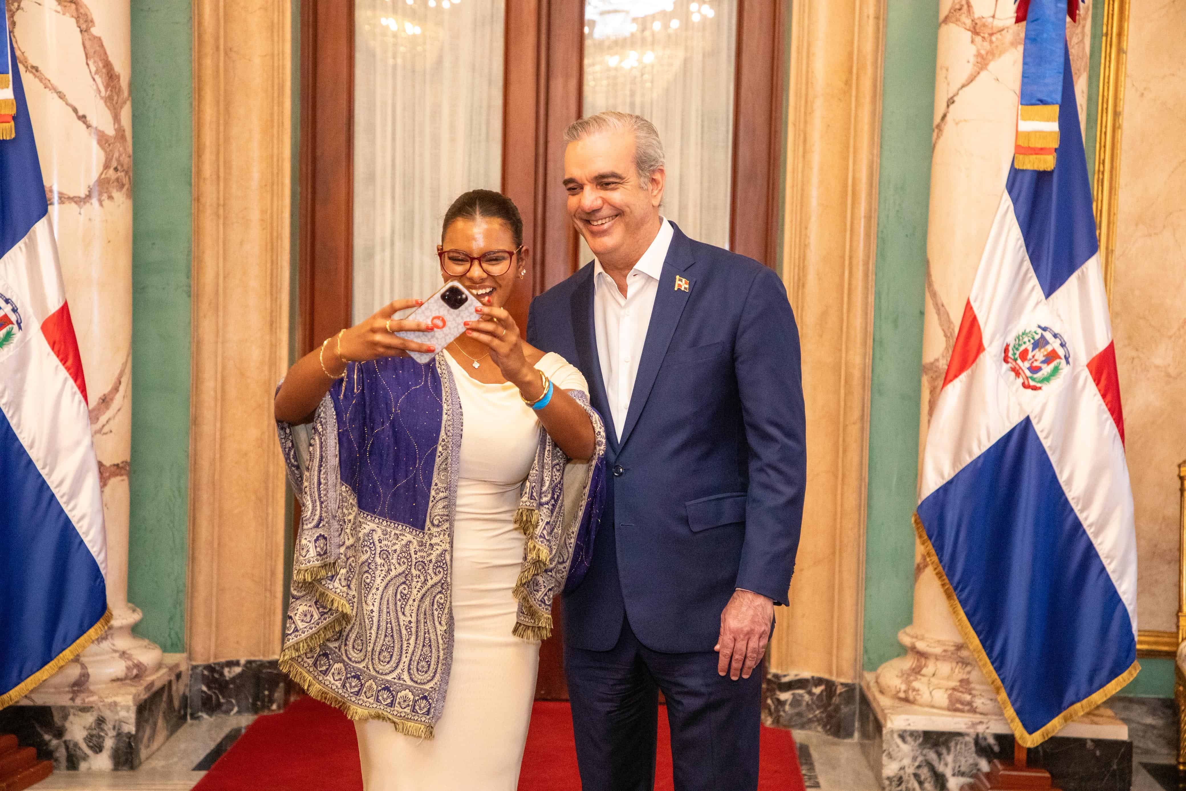 Una de las estudiantes dominicanas residentes en Nueva York se toma una selfie con el presidente Abinader. 