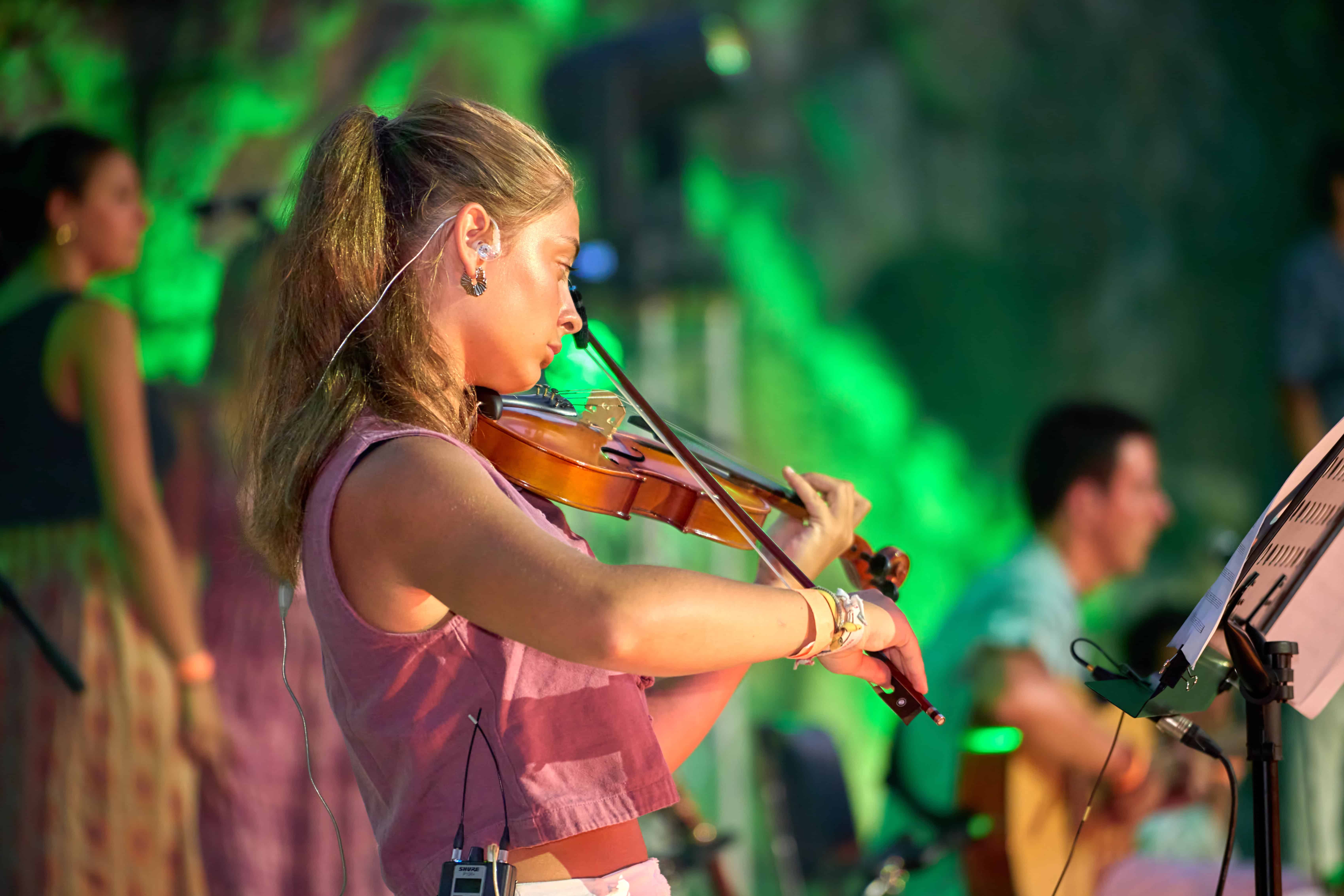El público coreó canciones como "Huracán", "Sencillamente" y "Un segundo" en una velada íntima y emotiva.