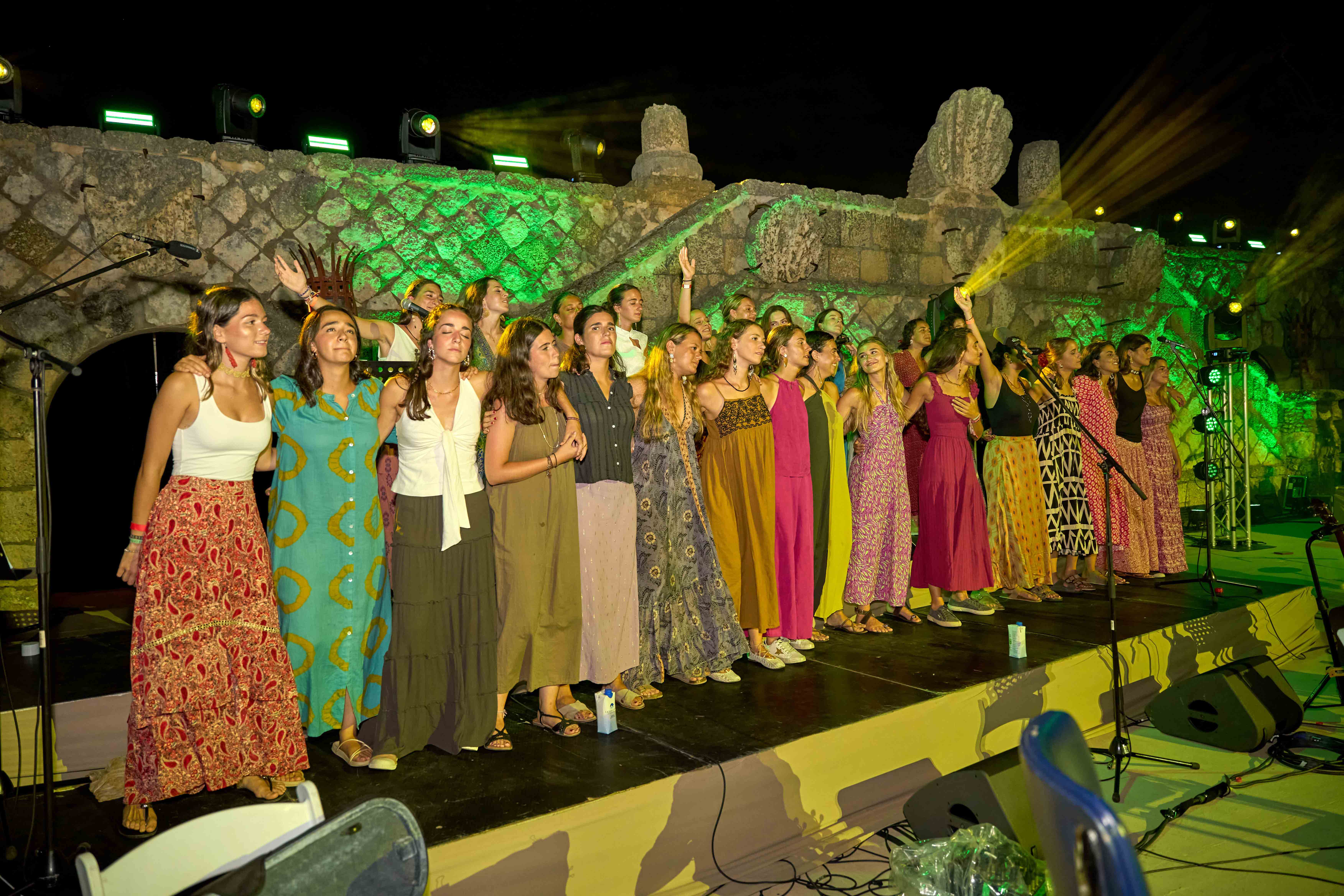 Más de 60 jóvenes en escena fusionaron voces, guitarras, violín y percusión para conectar con el público.