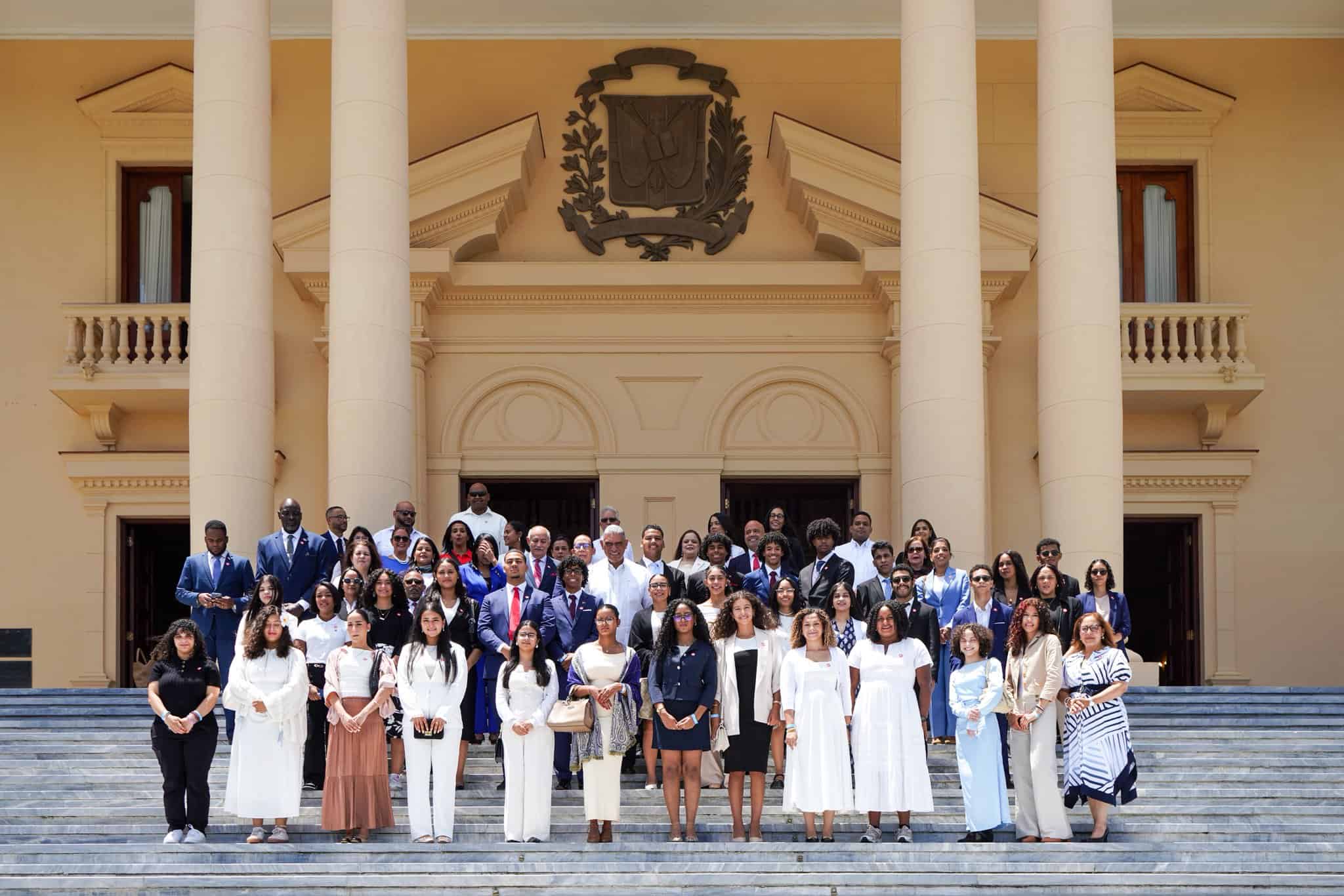 Los estudiantes dominicanos posan en las escalinatas del Palacio Nacional junto al cónsul dominicano en Nueva York, Jesús Vásquez. 