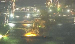 Barcazas que transportaban fuegos artificiales se incendian en Japón