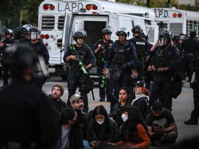 Instan a migrantes de Los Ángeles a denunciar redadas