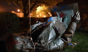 El gobierno de Trump reinstala la estatua de un general sudista derribada en 2020