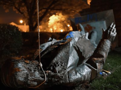 Gobierno de Trump reinstala estatua de general derribada en 2020