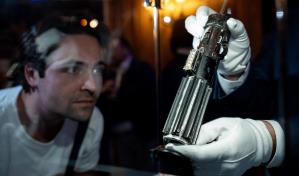 La icónica espada láser de Darth Vader será subastada por un ojo de la cara