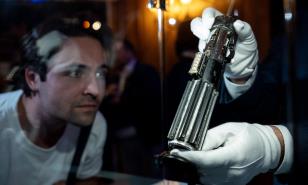 La icónica espada láser de Darth Vader será subastada por un ojo de la cara