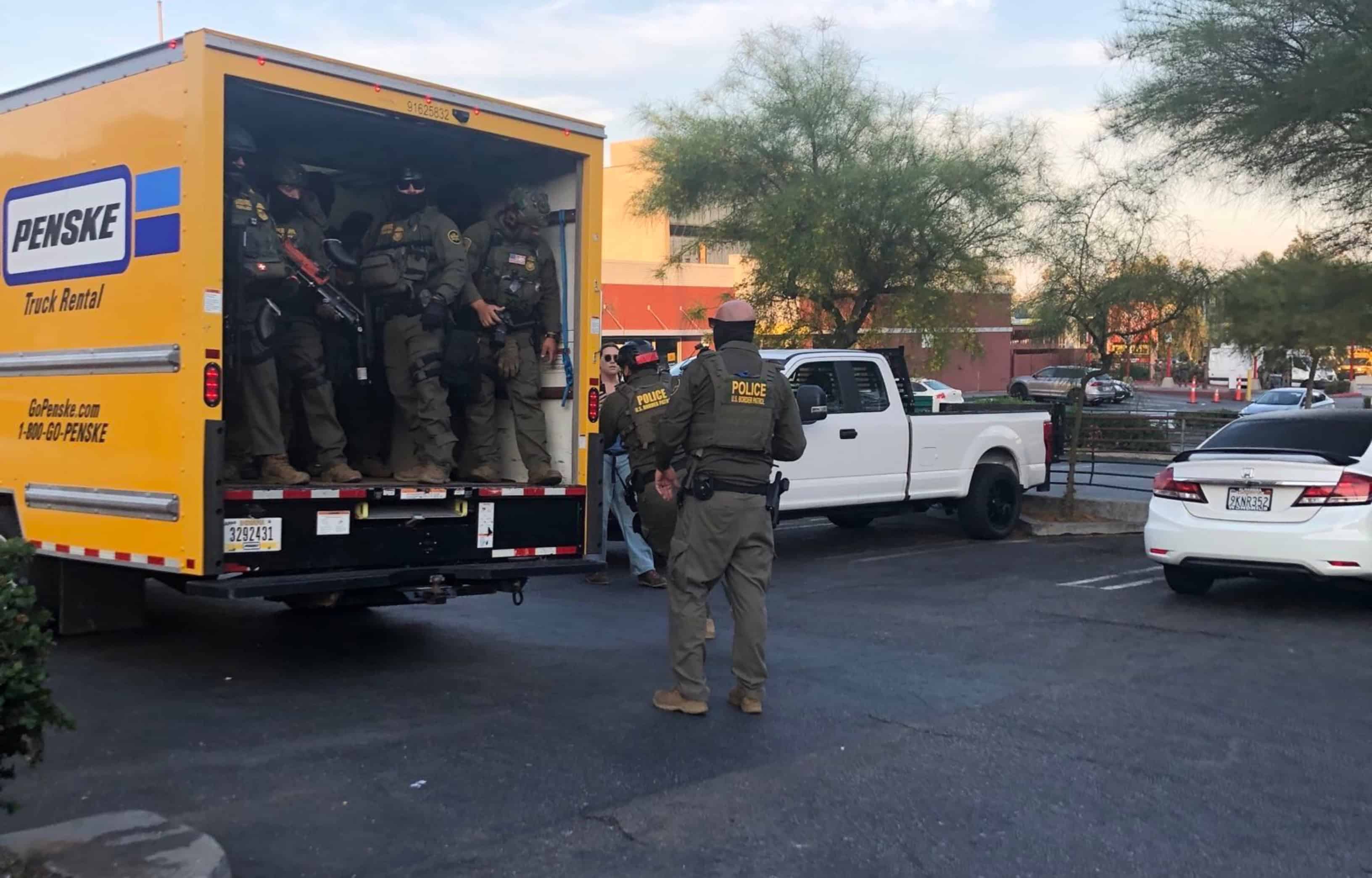 Agentes de inmigración reanudan redadas en Los Ángeles ocultos en un camión de mudanza