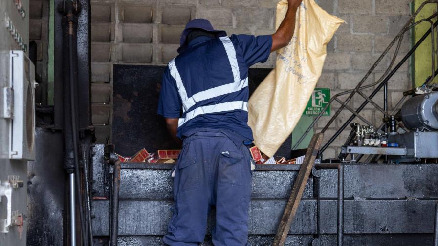Autoridades dominicanas incineran más de 11 millones de productos ilícitos