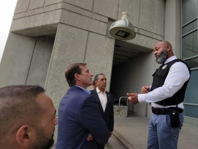 Bloquean a Adriano Espaillat y otros congresistas en MDC Brooklyn