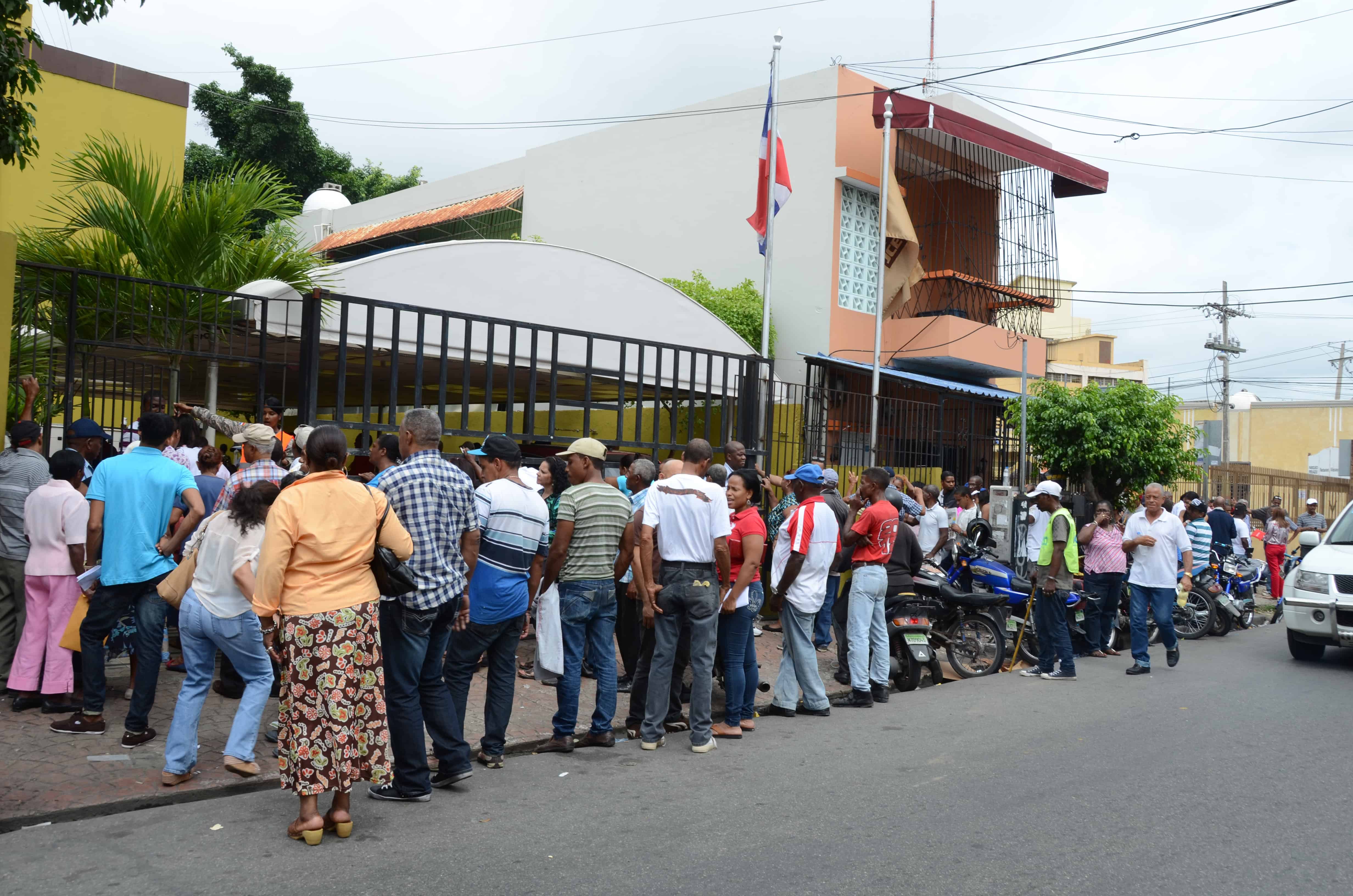 Ciudadanos hacían largas filas para renovar su cédula en 2014.
