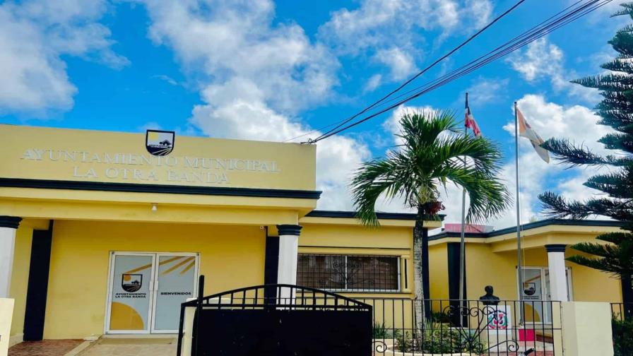 Director de La Otra Banda impone tarifa de RD$75 por hoja para entregar información pública