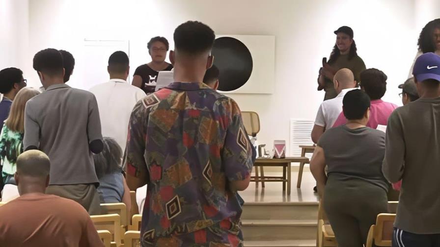 Grupo LGBT presenta "Himno Nacional Lésbico" con nueva letra, en violación directa a la Constitución Grupo LGBT presenta "Himno Nacional Lésbico" con nueva letra, en violación directa a la Constitución