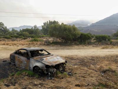 Sigue incendio en España que causó evacuación de miles de turistas