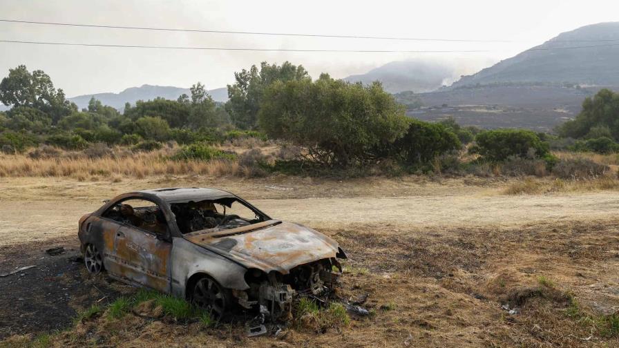 Sigue vivo el incendio del sur de España que obligó a evacuar a miles de turistas y bañistas
