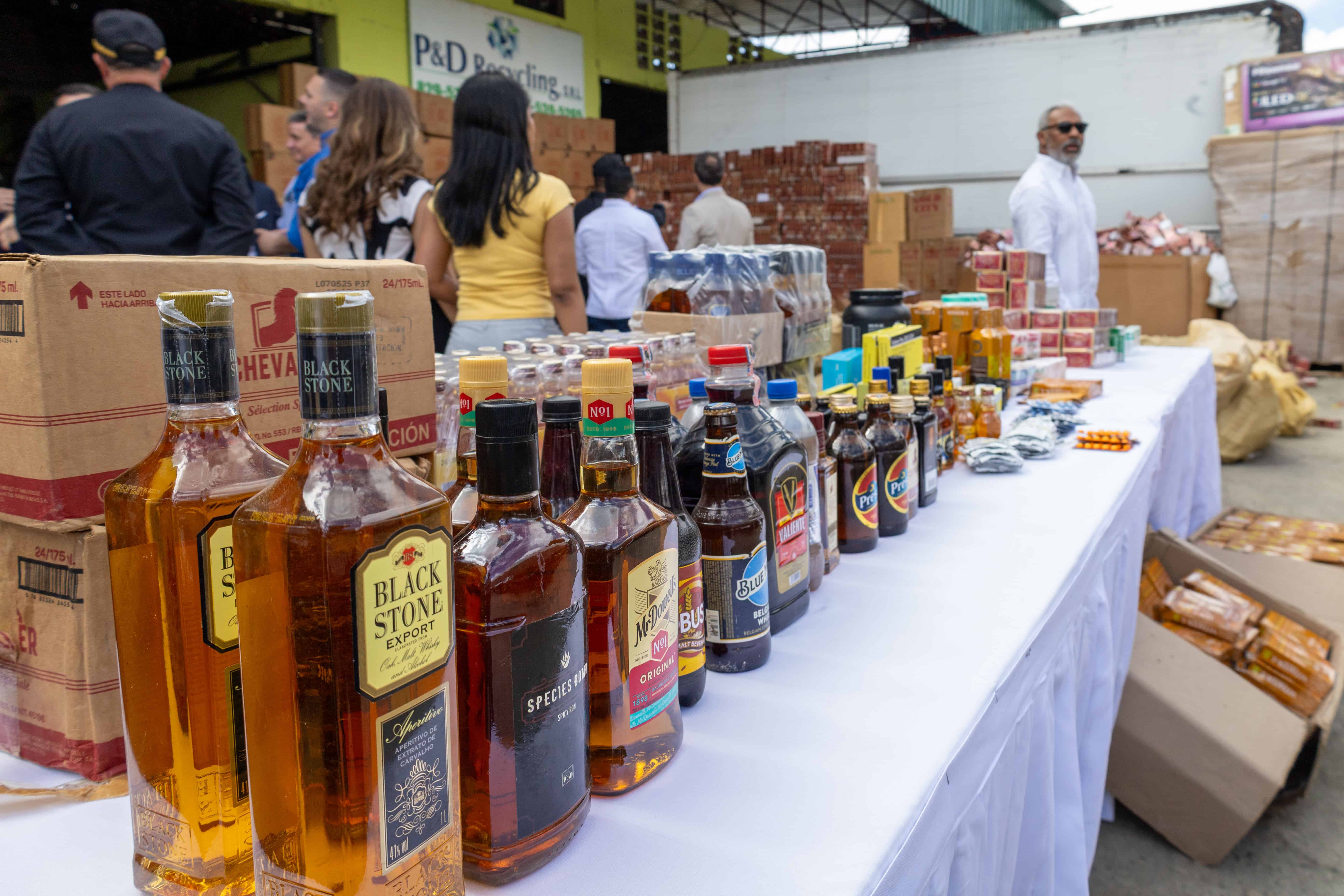 Bebidas alcoholicas decomisadas por las autoridades.