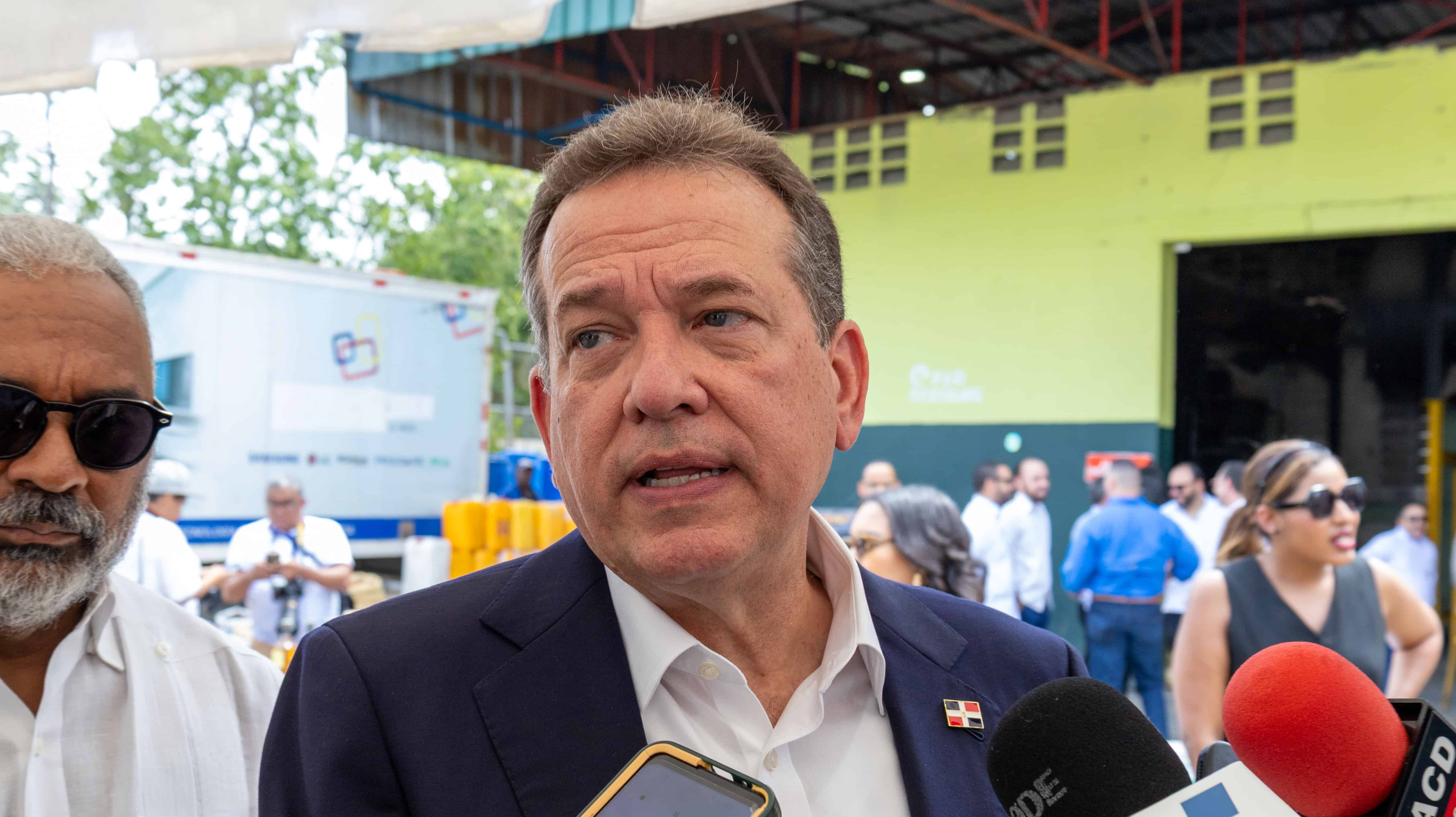 El ministro de Industria, Comercio y Mipymes, Víctor -Ito- Bisonó, conversó con los periodistas sobre el comercio ilícito en la República Dominicana.