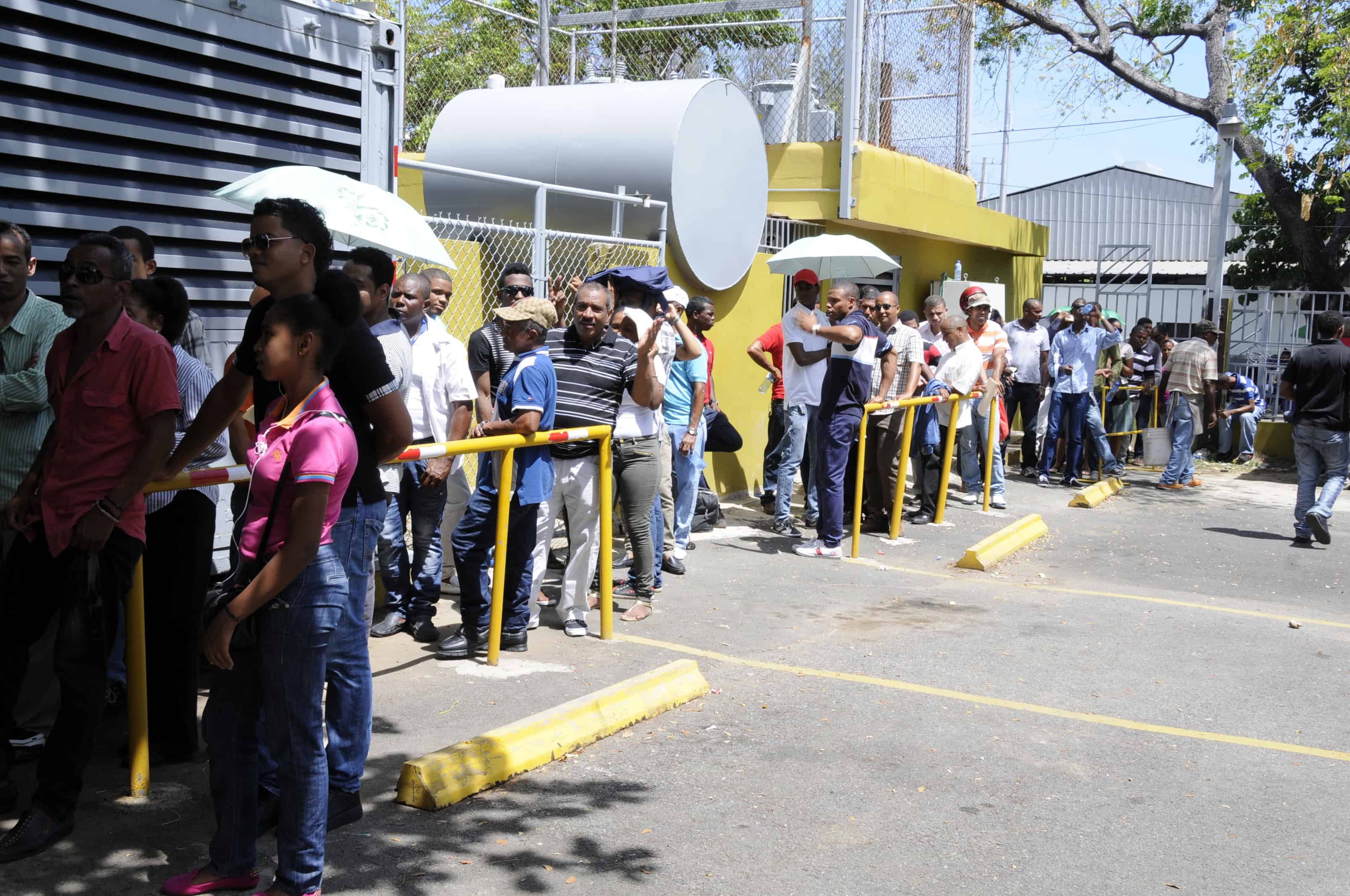Los ciudadanos hacían largas filas para renovar su cédula en 2014.