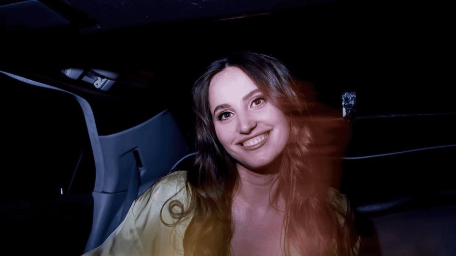 Una influencer rusa se fractura la columna al intentar un reto viral en tacones Una influencer rusa se fractura la columna al intentar un reto viral en tacones