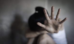 Protegida en la cama; castigada por decidir