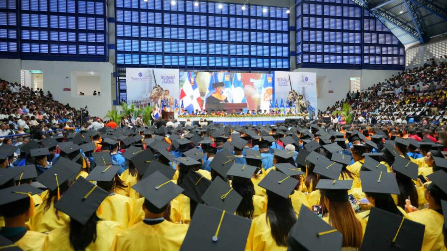 La UASD inviste 1,577 nuevos graduados en acto regional celebrado en La Romana