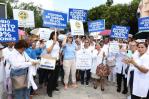 Gremios de salud mantienen presión con paros y manifestaciones en reclamo de reivindicaciones Gremios de salud mantienen presión con paros y manifestaciones en reclamo de reivindicaciones