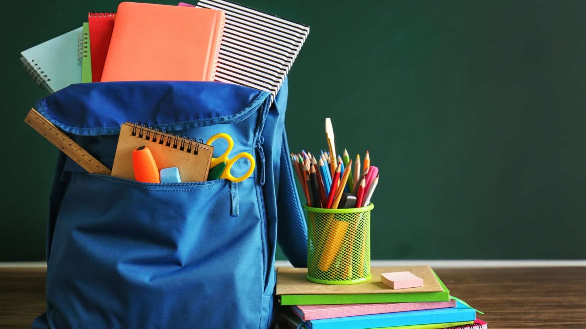 Entregan útiles escolares a 200 niños de diferentes comunidades en Santiago