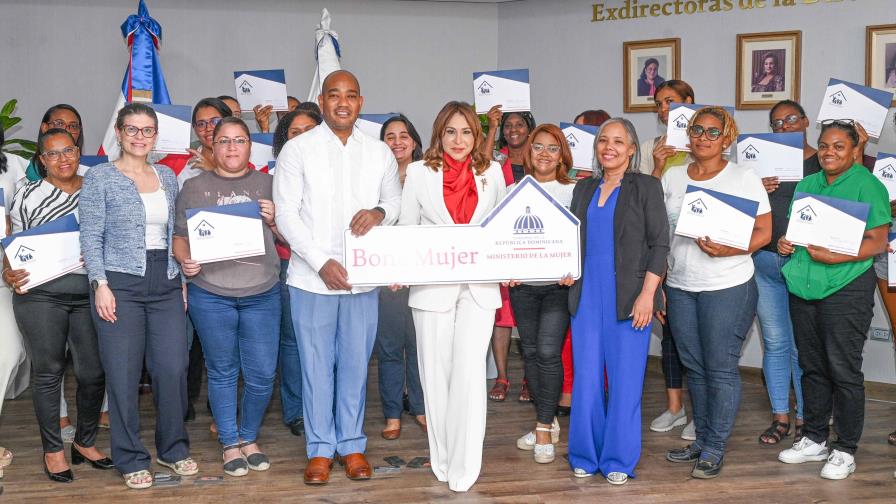 Ministerio de la Mujer entrega más de RD$10 millones en Bono Mujer a 41 beneficiarias Ministerio de la Mujer entrega más de RD$10 millones en Bono Mujer a 41 beneficiarias