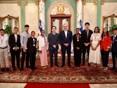 Abinader recibe a estudiantes dominicanos meritorios en España