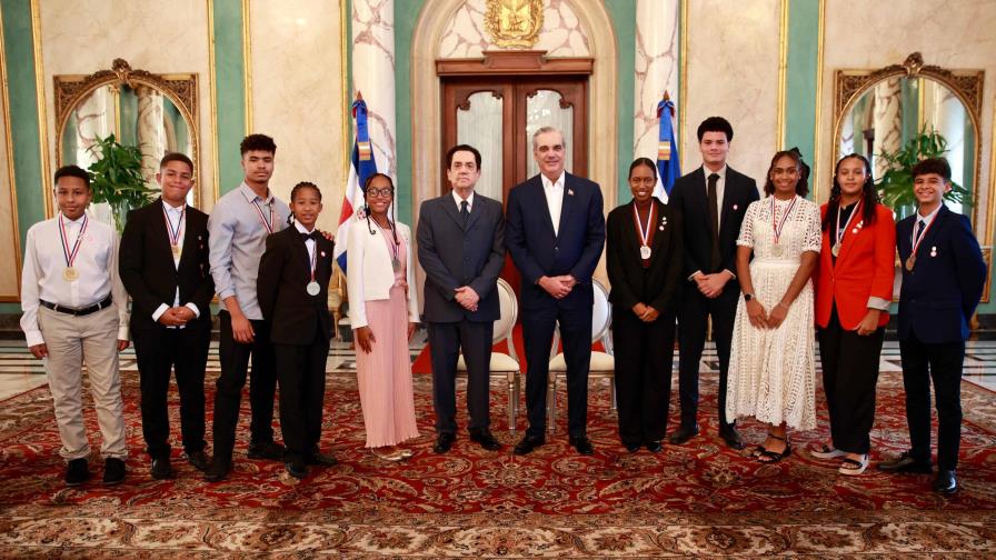 Abinader recibe a estudiantes dominicanos de España premiados por su mérito escolar en 2025