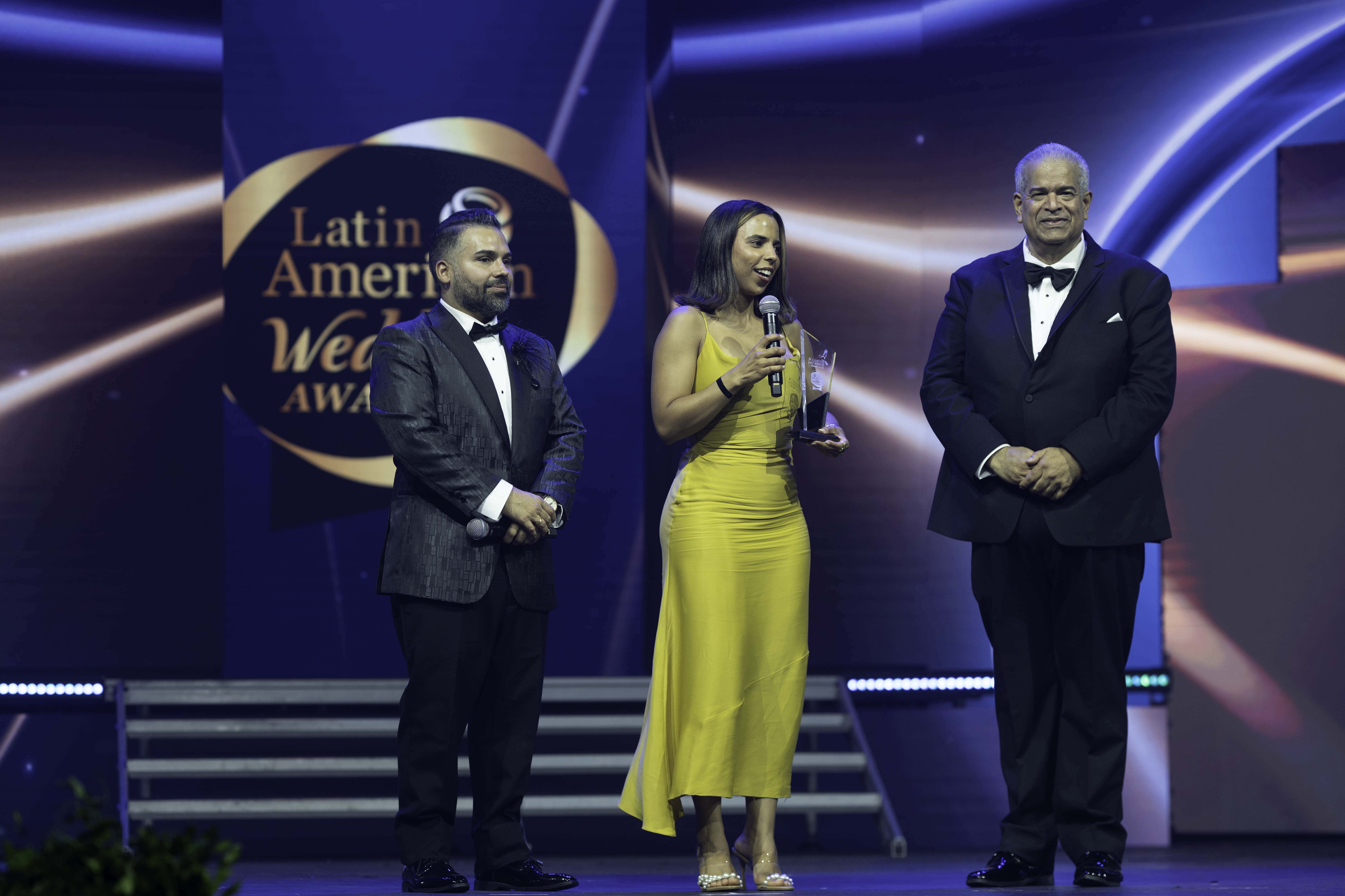 Braulia Batista Brea junto a Leonardo Artigas, director general Premios Lawa y Pedro Vargas director República Dominicana Event Awards.