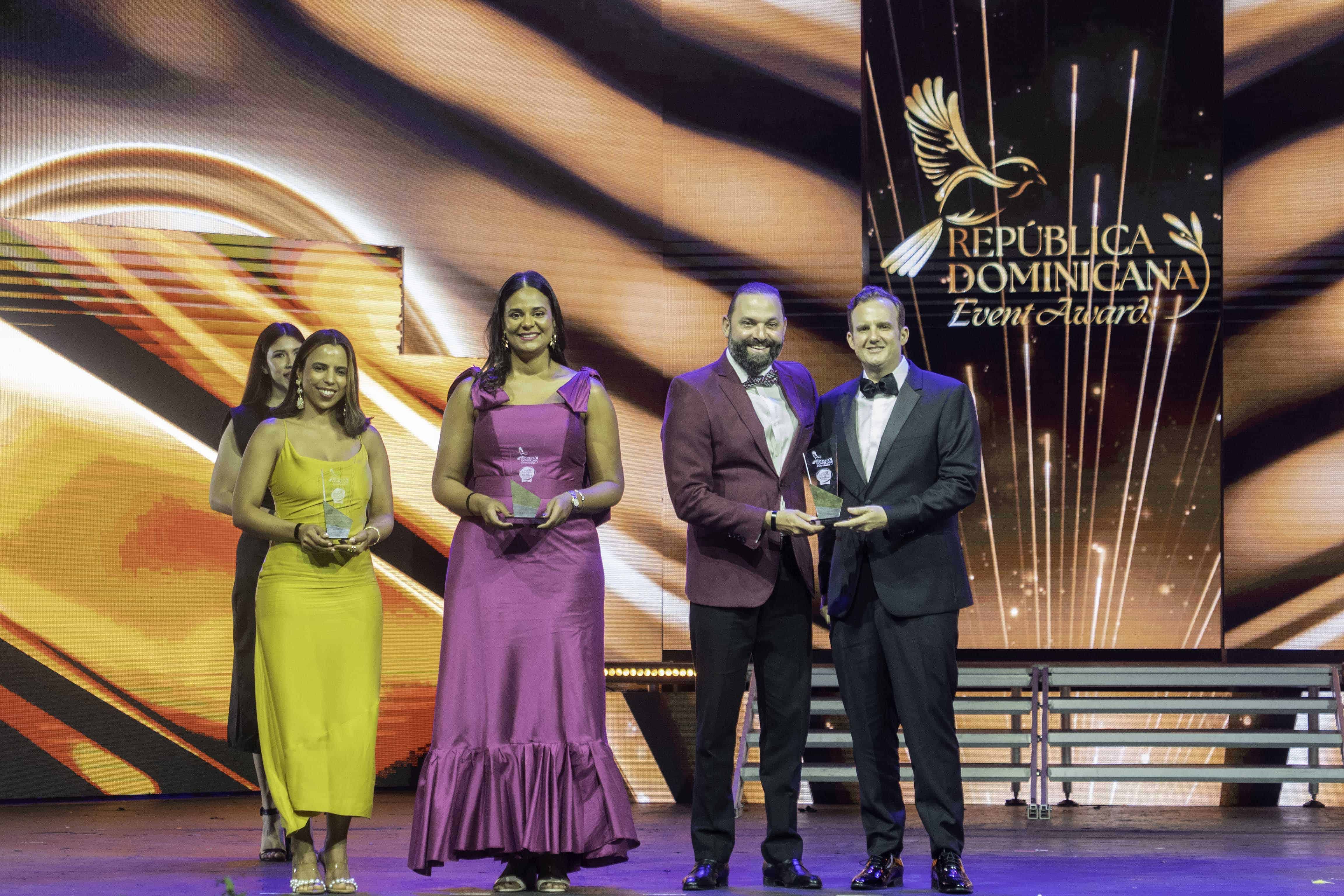 Braulia Batista Brea recibe premio de Paradisus Palma Real a Mejor Hotel para Bodas en la Región Este junto a otros galardonados.