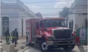 Camión de bomberos queda atrapado en una esquina de la Ciudad Colonial por diseño urbano restrictivo