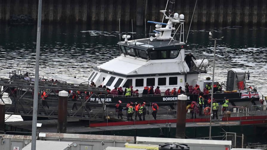 El Reino Unido anuncia la detención de los primeros migrantes en virtud de un tratado con Francia
