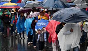 Miles marchan en Colombia en apoyo al expresidente Uribe tras condena