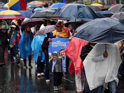 Miles marchan en Colombia en apoyo a Álvaro Uribe