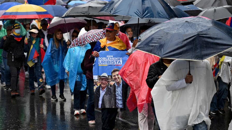 Miles marchan en Colombia en apoyo al expresidente Uribe tras condena