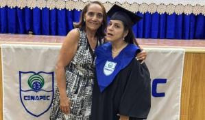 Con parálisis cerebral y a los 39 años, mujer logra graduarse de bachiller con honores en Santiago