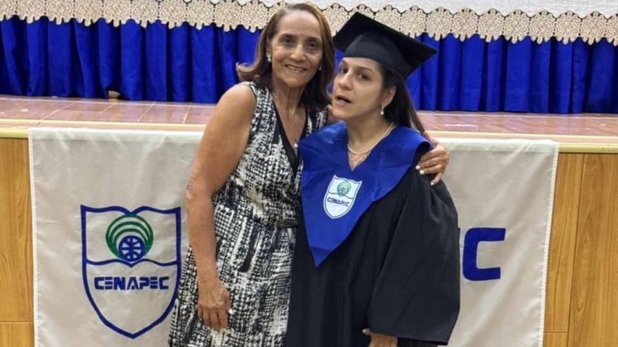 Con parálisis cerebral y a los 39 años, mujer logra graduarse de bachiller con honores en Santiago Con parálisis cerebral y a los 39 años, mujer logra graduarse de bachiller con honores en Santiago