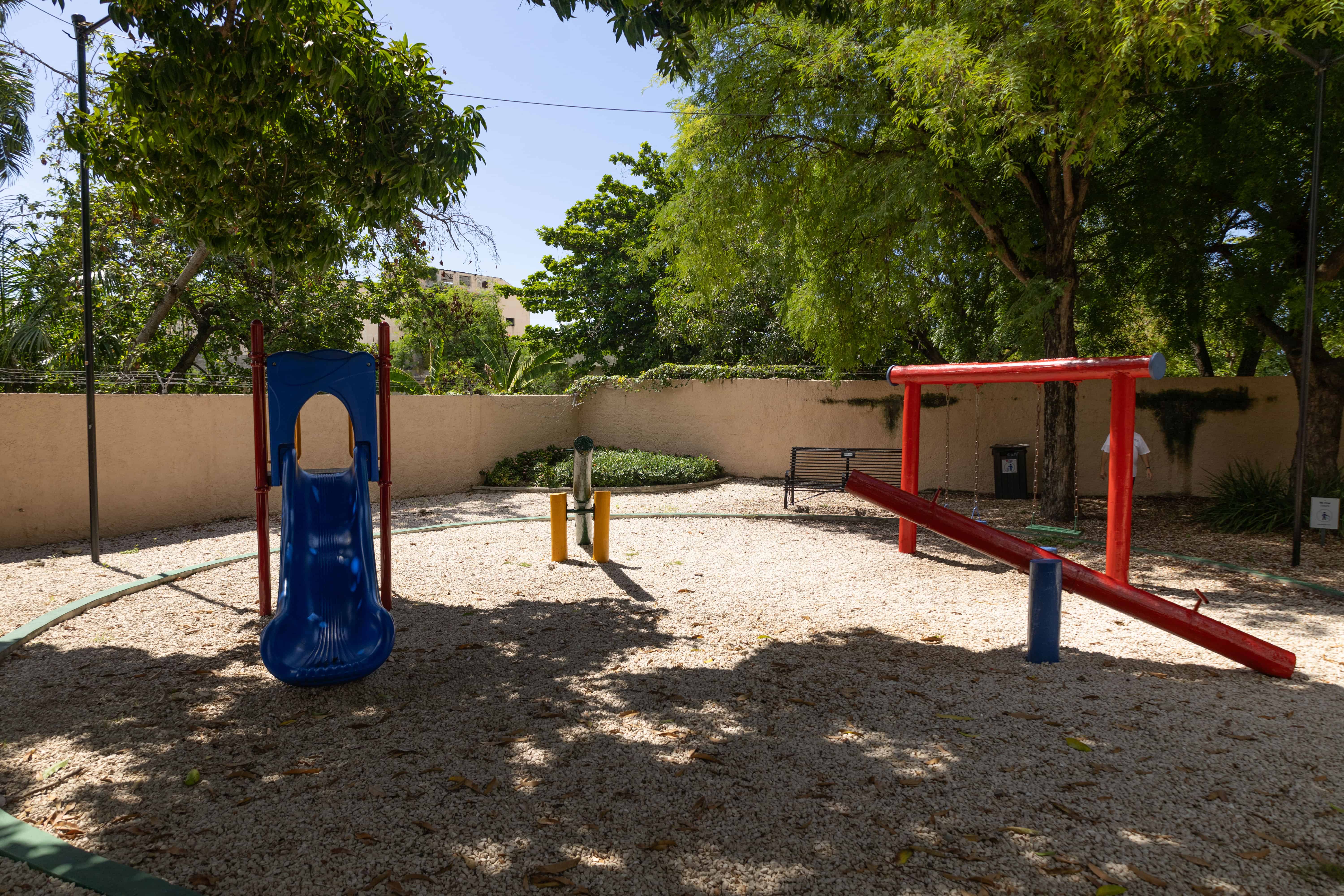 Al paque infantil solo lo divide una pared de la cabaña.