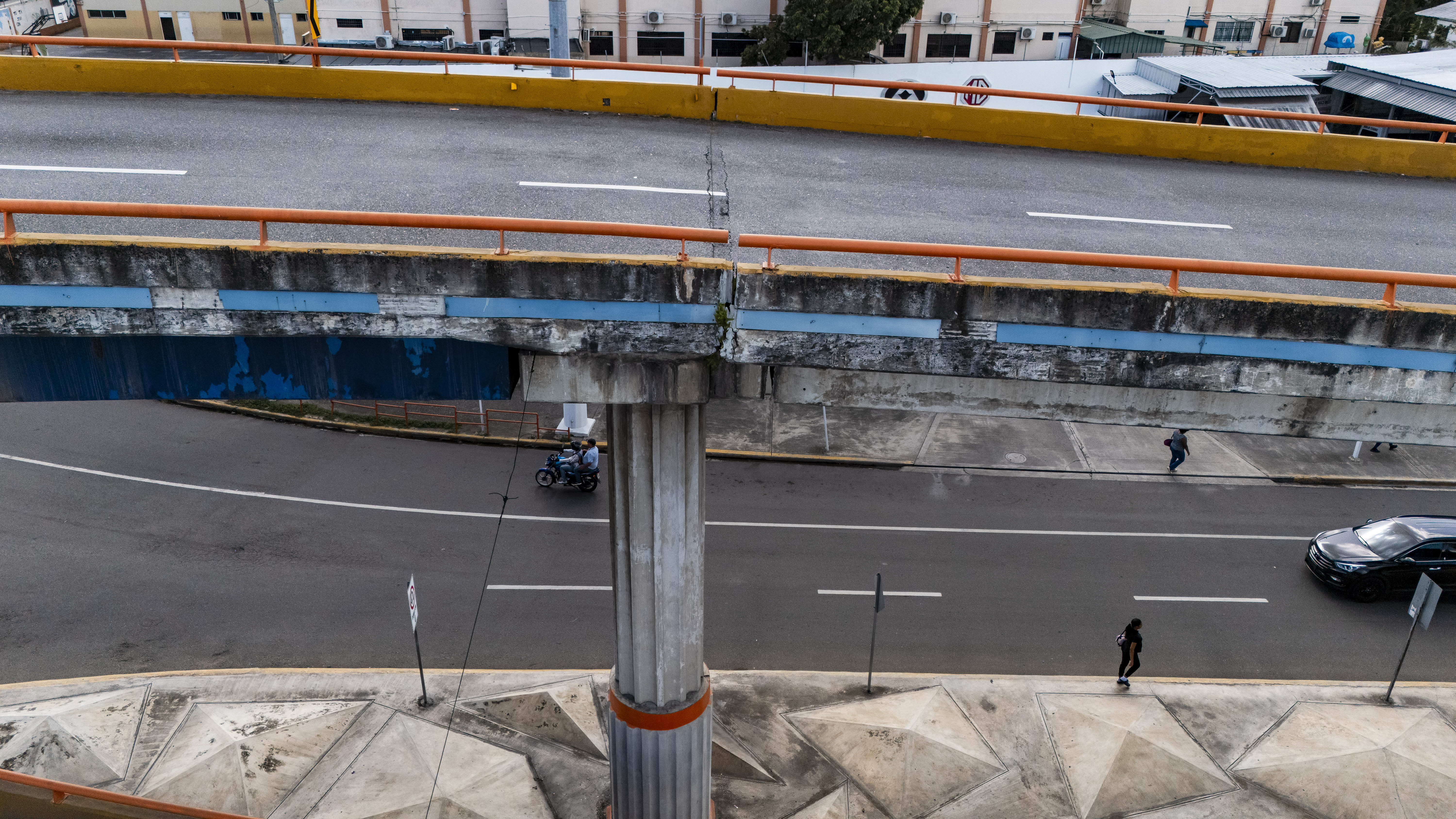 Una grieta en la junta de expansión del elevado Winston Churchill-Kennedy genera inquietud.