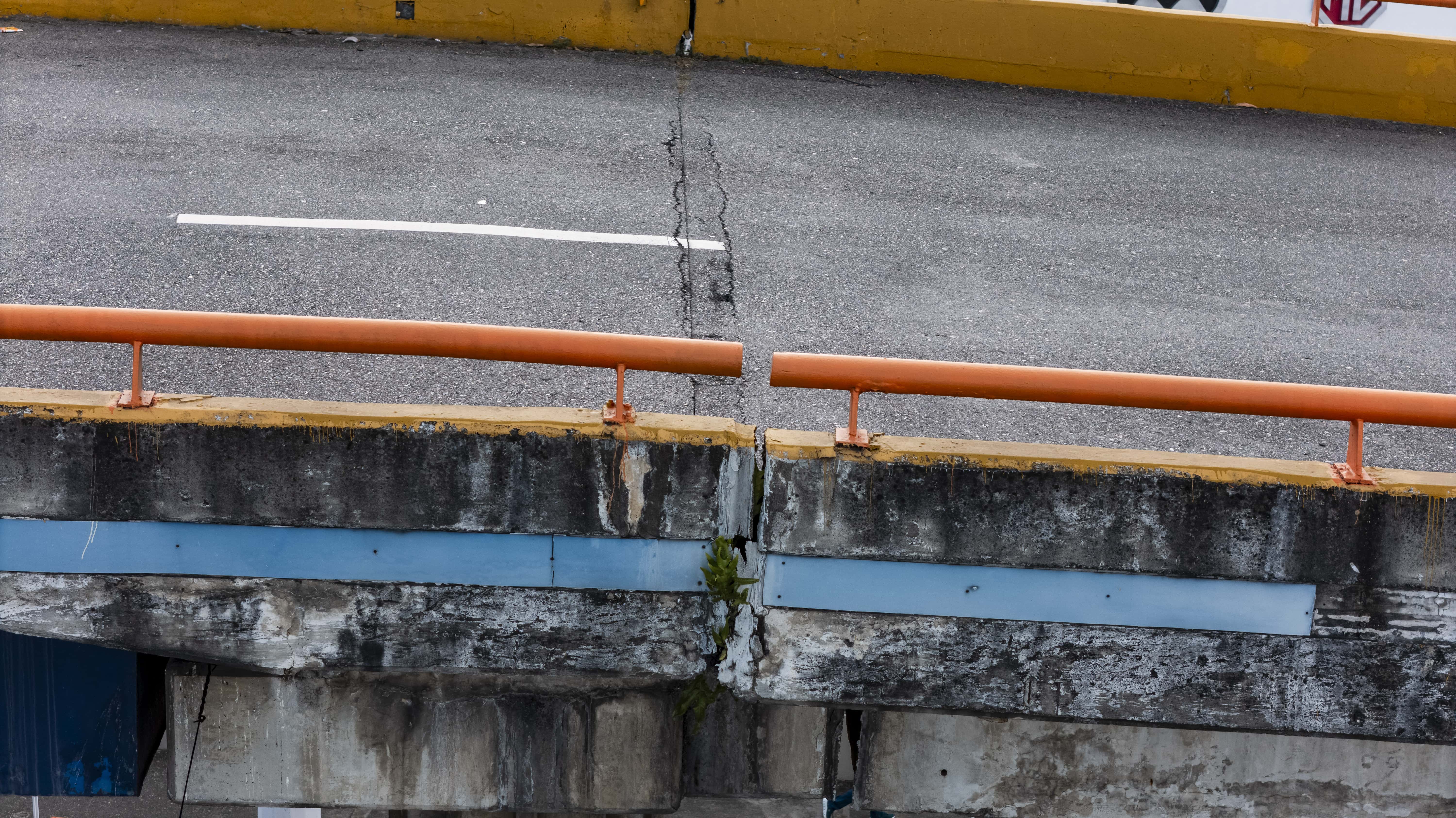 Una grieta en la junta de expansión del elevado Winston Churchill-Kennedy genera inquietud.