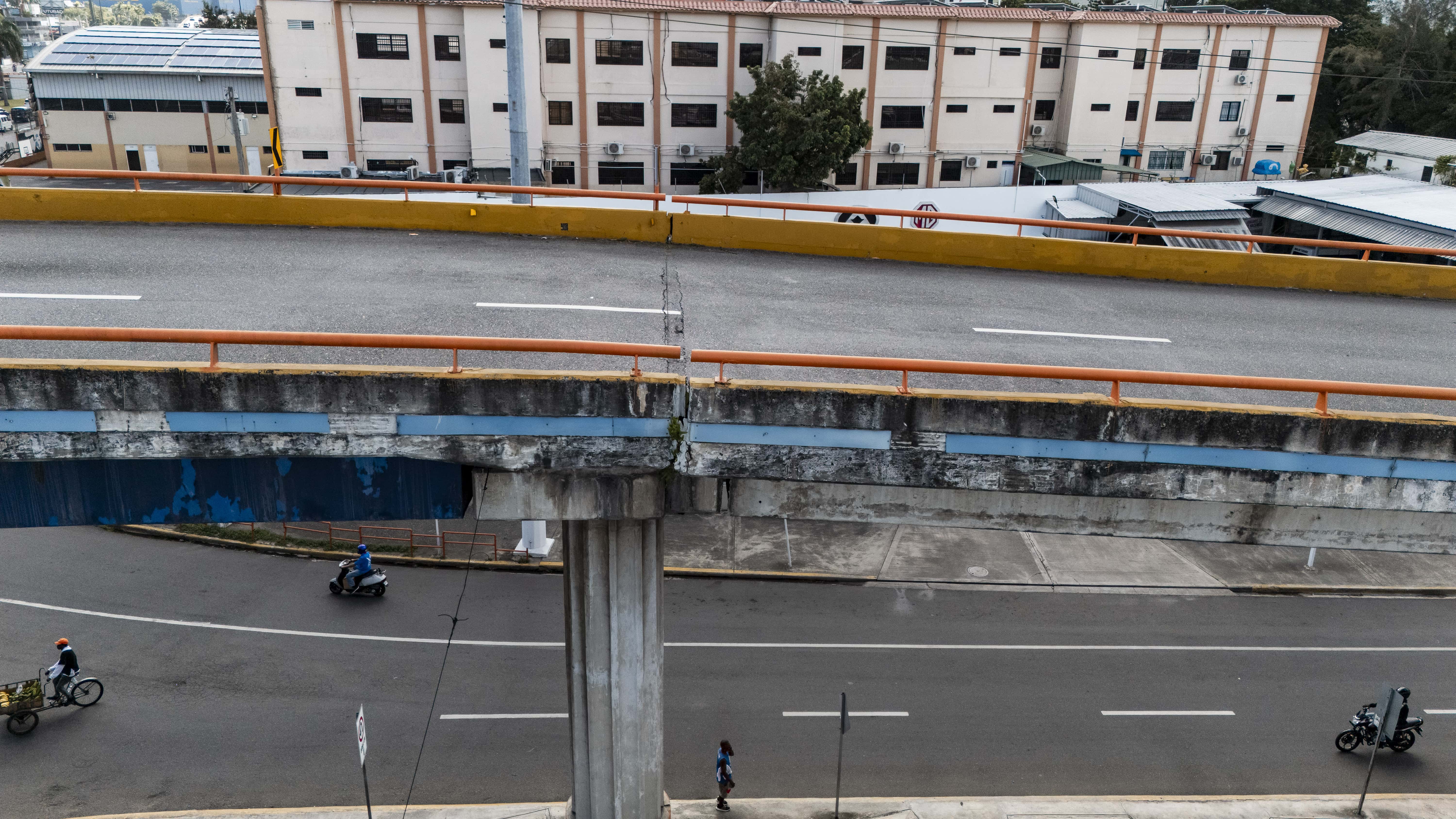 Una grieta en la junta de expansión del elevado Winston Churchill-Kennedy genera inquietud.