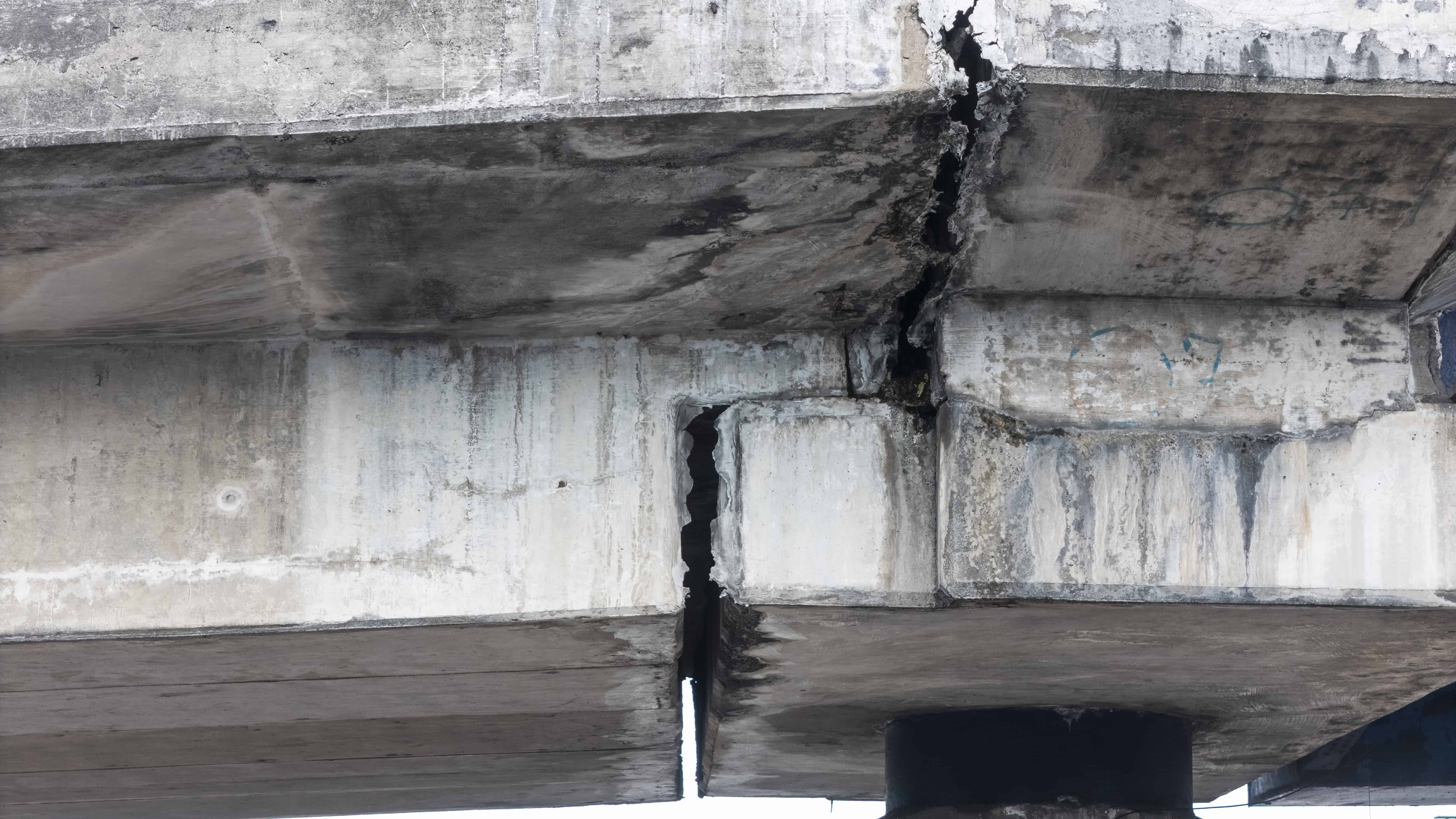 Una grieta en la junta de expansión del elevado Winston Churchill-Kennedy genera inquietud.