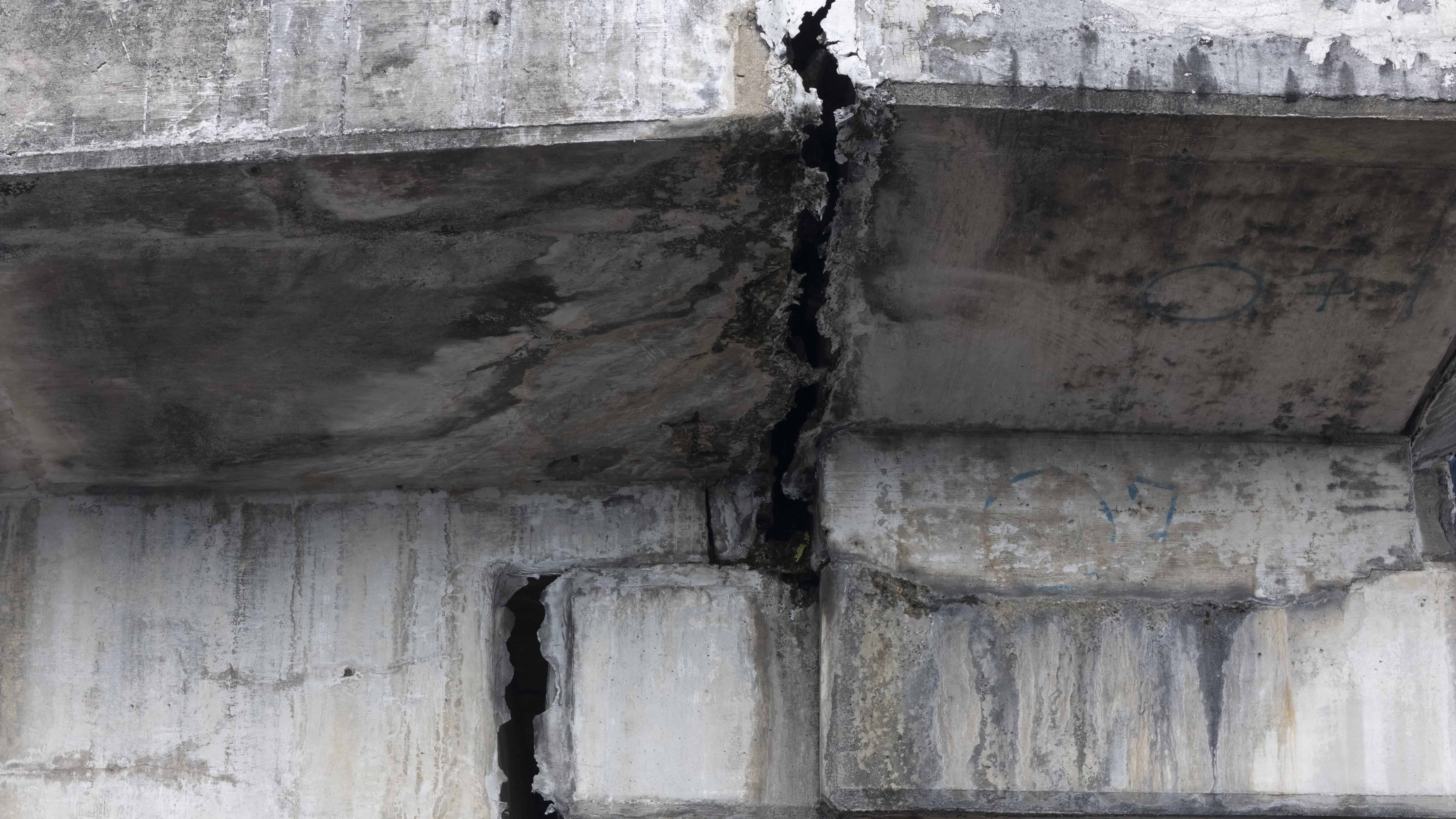 Una grieta en la junta de expansión del elevado Winston Churchill-Kennedy genera inquietud.