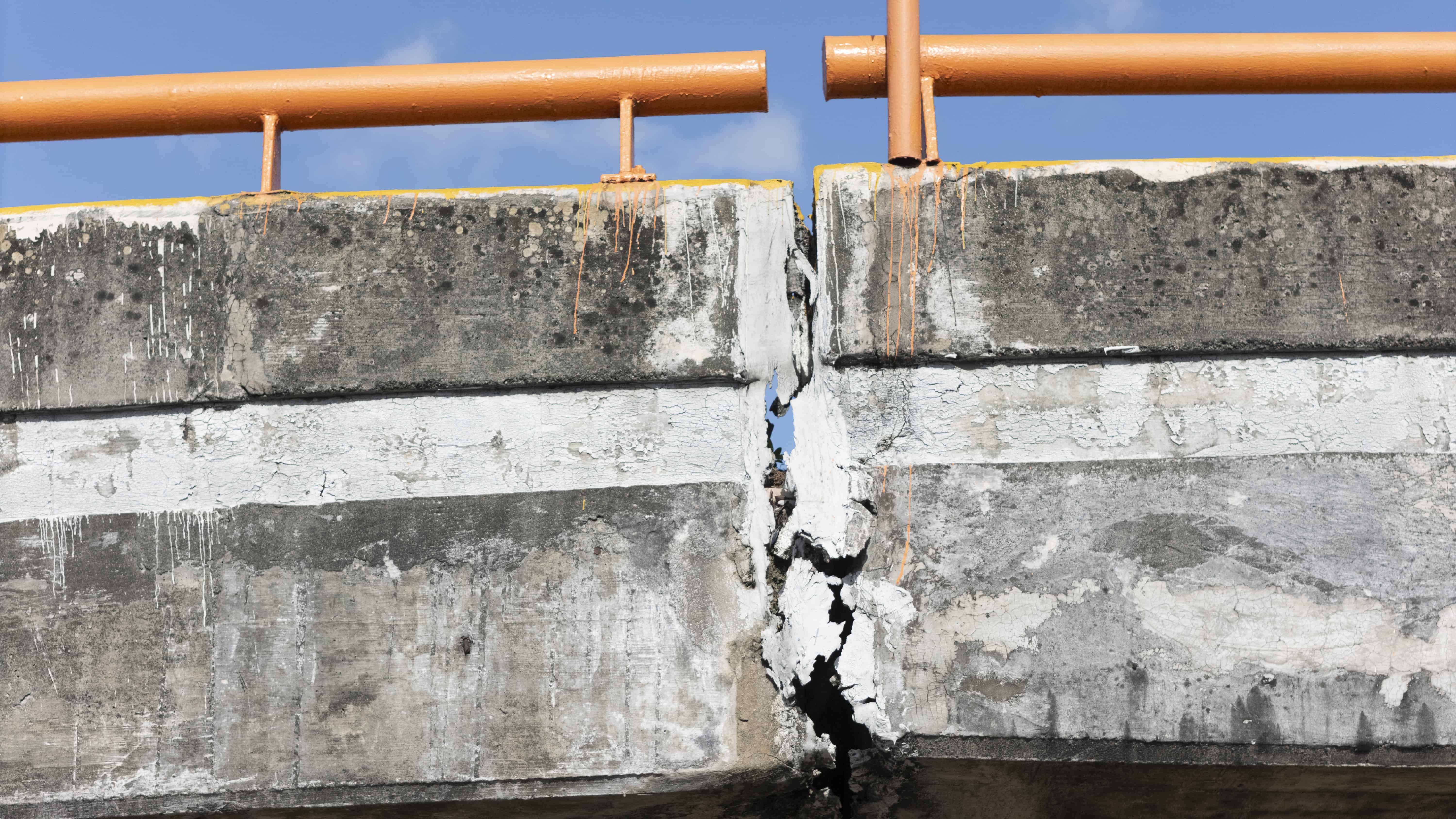Una grieta en la junta de expansión del elevado Winston Churchill-Kennedy genera inquietud.